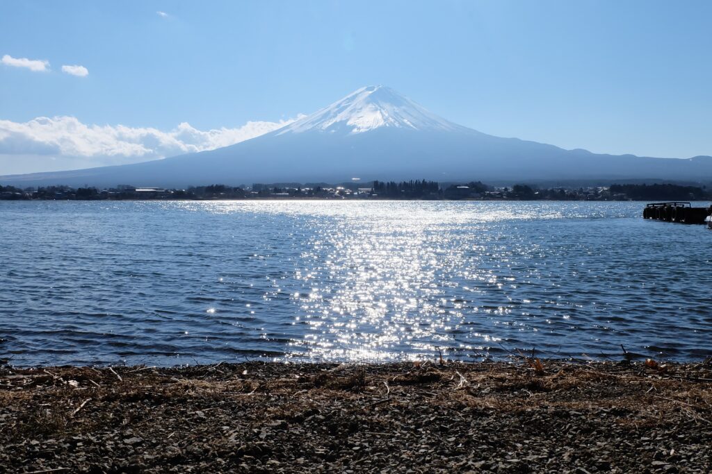 ダイビングスポットの大瀬崎から望む富士山