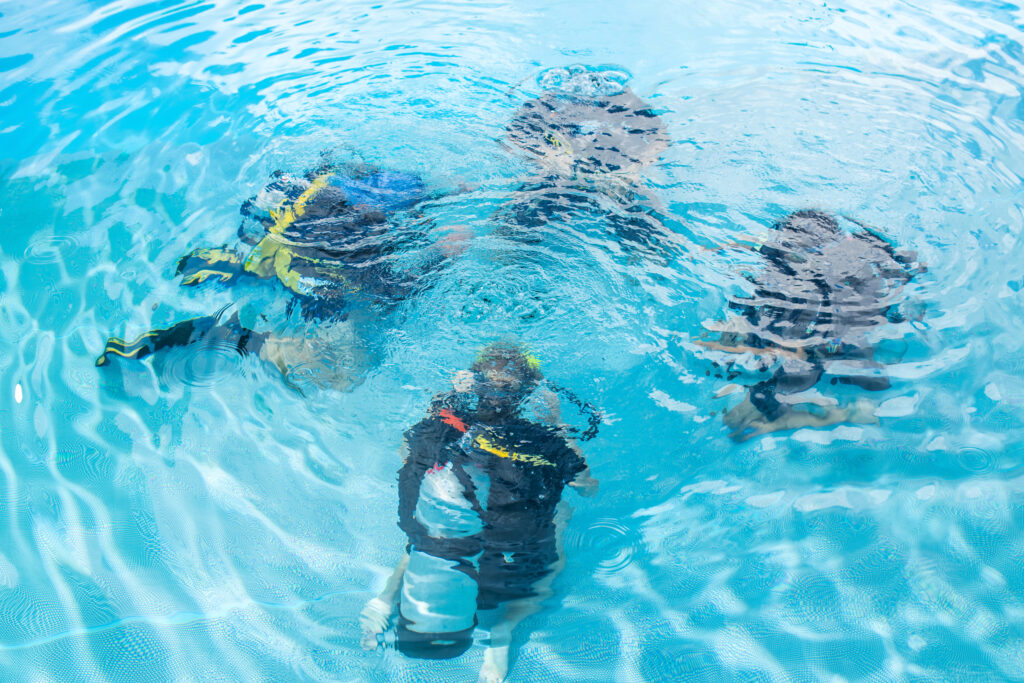 diving instructor teaches