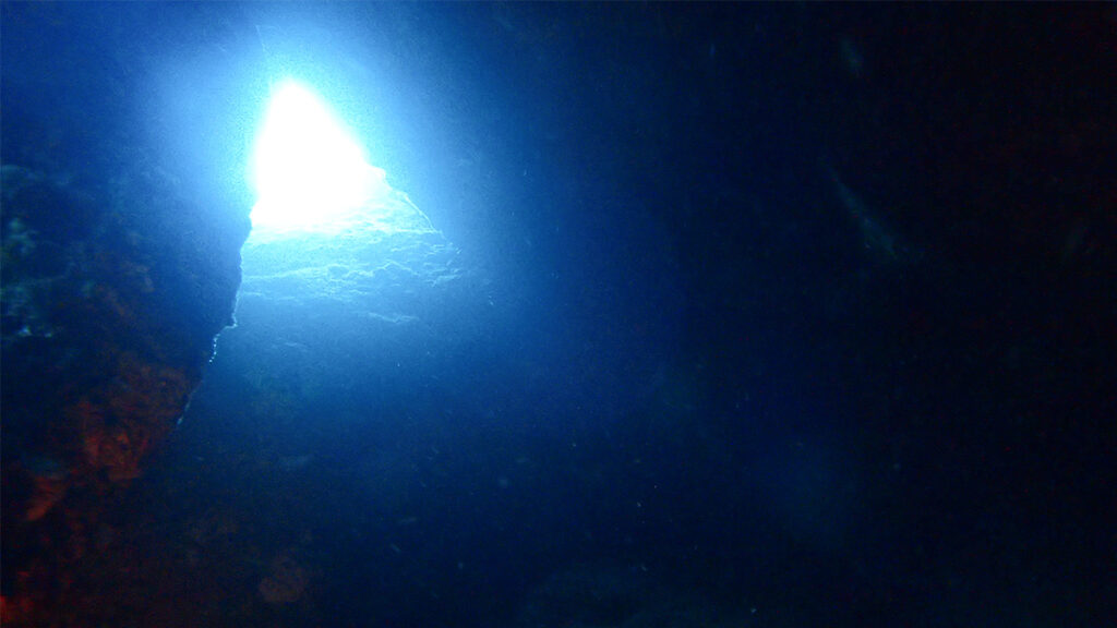ダイビングスポットの雲見で見た水中の洞窟に差し込む光