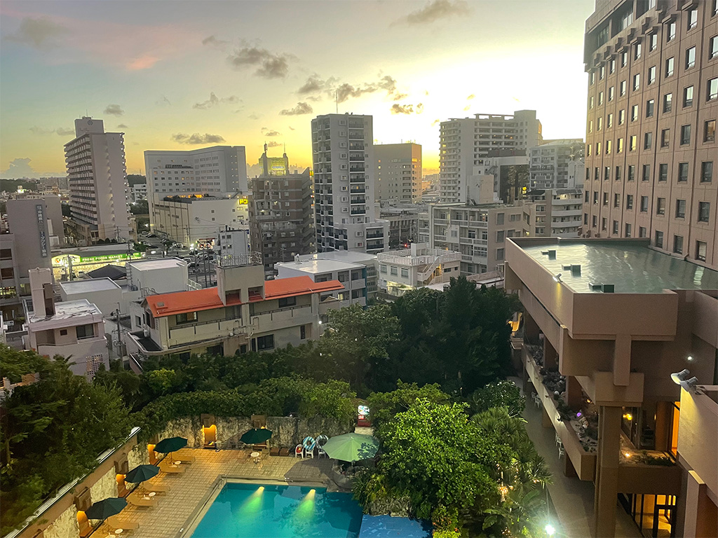 宿泊先の沖縄ハーバービューホテルの部屋から見たプールと夜景